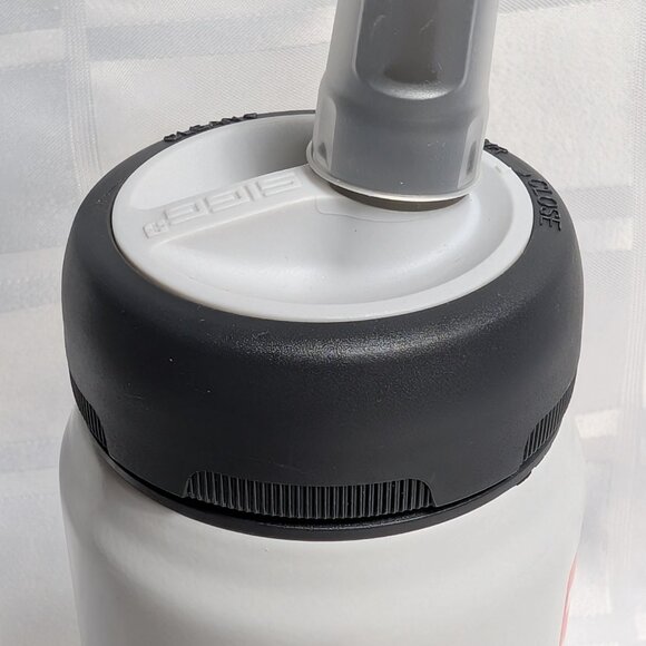 SIGG SWISS MADE METAL WATER BOTTLE SPORTS 0.6 LT SILVER AND WHITE LIDDED SPORTS - Picture 4 of 16